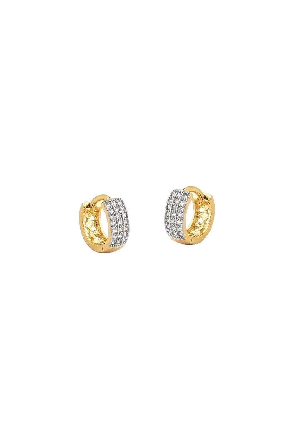 BRINCO ARGOLA CRAVEJADA DE MICROZIRCONIA CRISTAL "M" FOLHEADO A OURO 18K