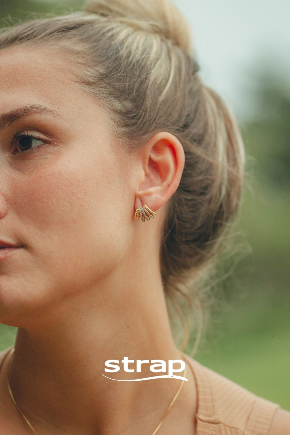 BRINCO DE LISTRAS CRAVEJADO DE ZIRCONIAS CRISTAIS FOLHEADO A OURO 18K