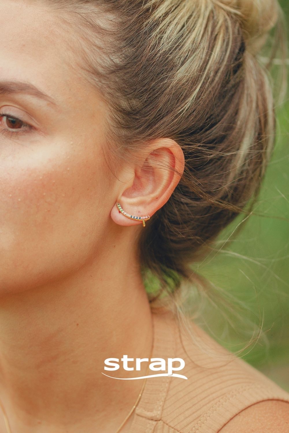 BRINCO PIERCING CRAVEJADO DE ZIRCONIAS COLORIDAS FOLHEADO A OURO 18K