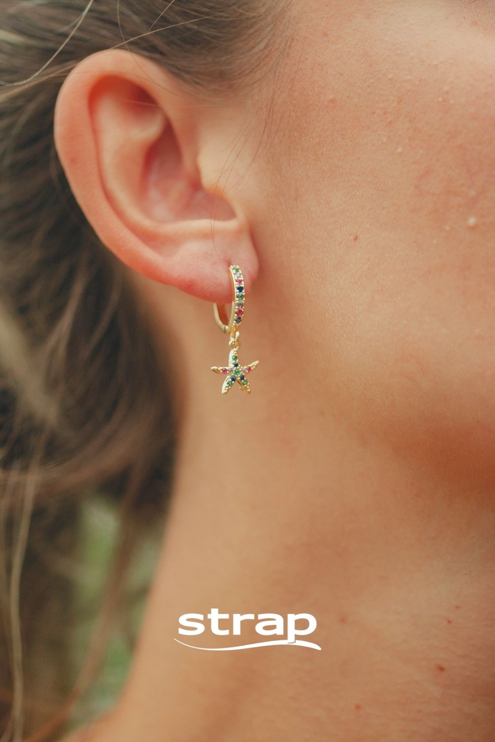 BRINCO DE ARGOLA CREVEJADA DE ZIRCONIAS COLORIDAS COM PINGENTE DE ESTRELA FOLHEADO A OURO 18K