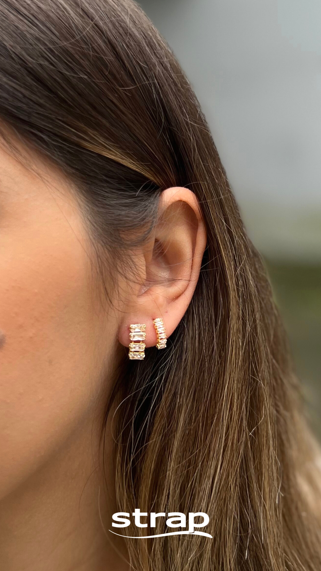 BRINCO SEIS ZIRCONIAS FOLHEADO A OURO 18K
