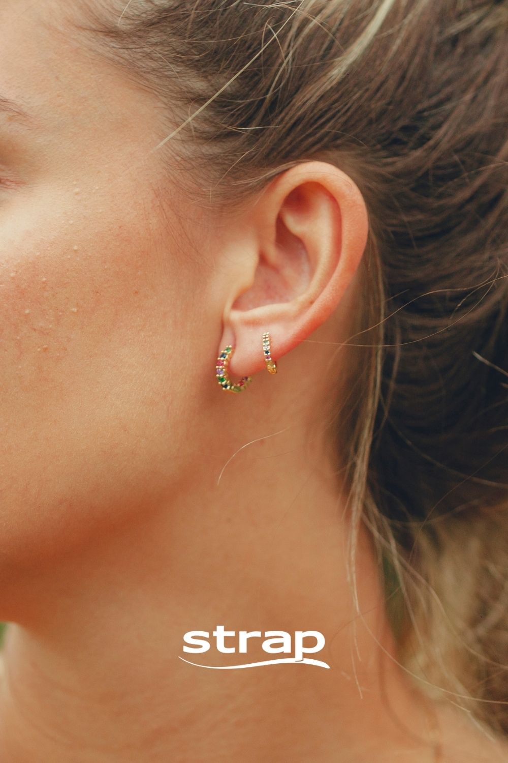 BRINCO DE ARGOLA MINI FINA COM MICRO ZIRCONIAS COLORIDAS FOLHEADO A OURO 18K