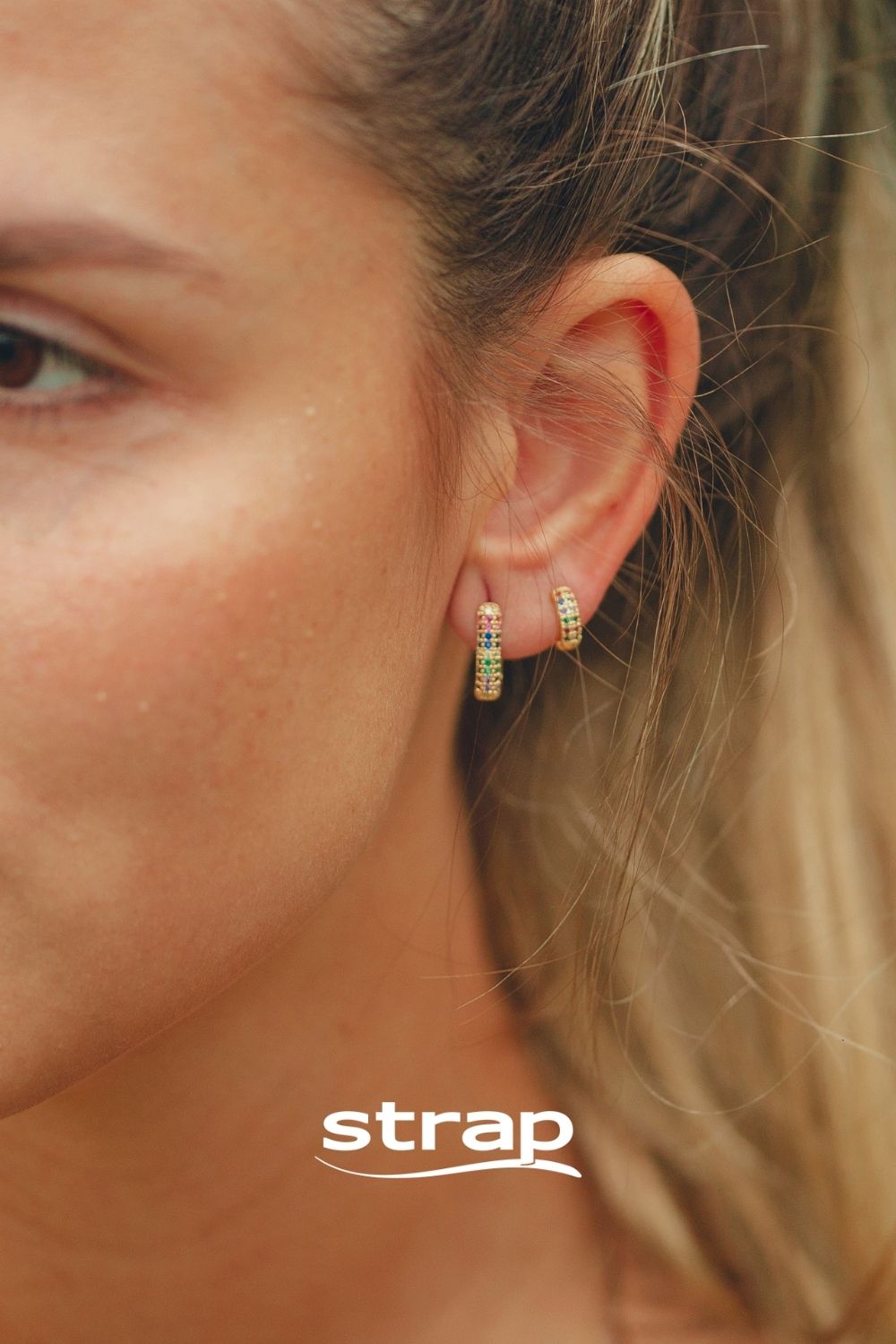 BRINCO DE ARGOLA QUADRADA CREVEJADA DE ZIRCONIAS COLORIDAS FOLHEADO A OURO 18K