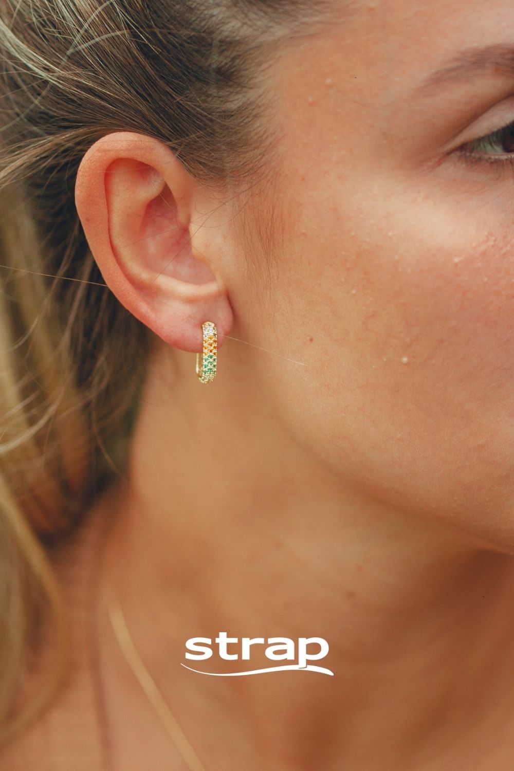 BRINCO DE ARGOLA COM TARRAXA EM U CRAVEJADA DE ZIRCONIAS COLORIDAS FOLHEADO A OURO 18K