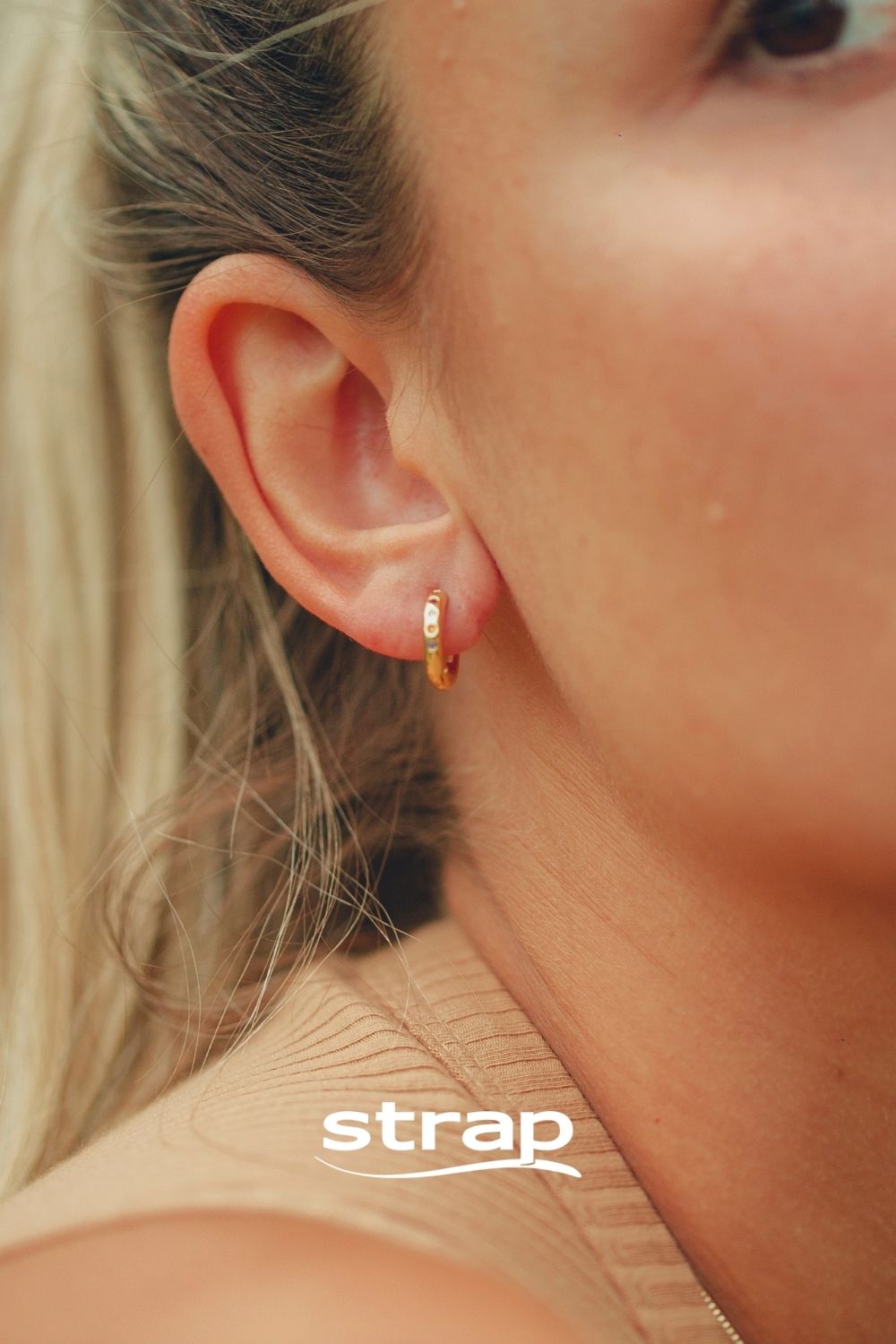 BRINCO DE ARGOLA PEQUENA COM DETALHE EM ZIRCONIA COLORIDA FOLHEADO A OURO 18K