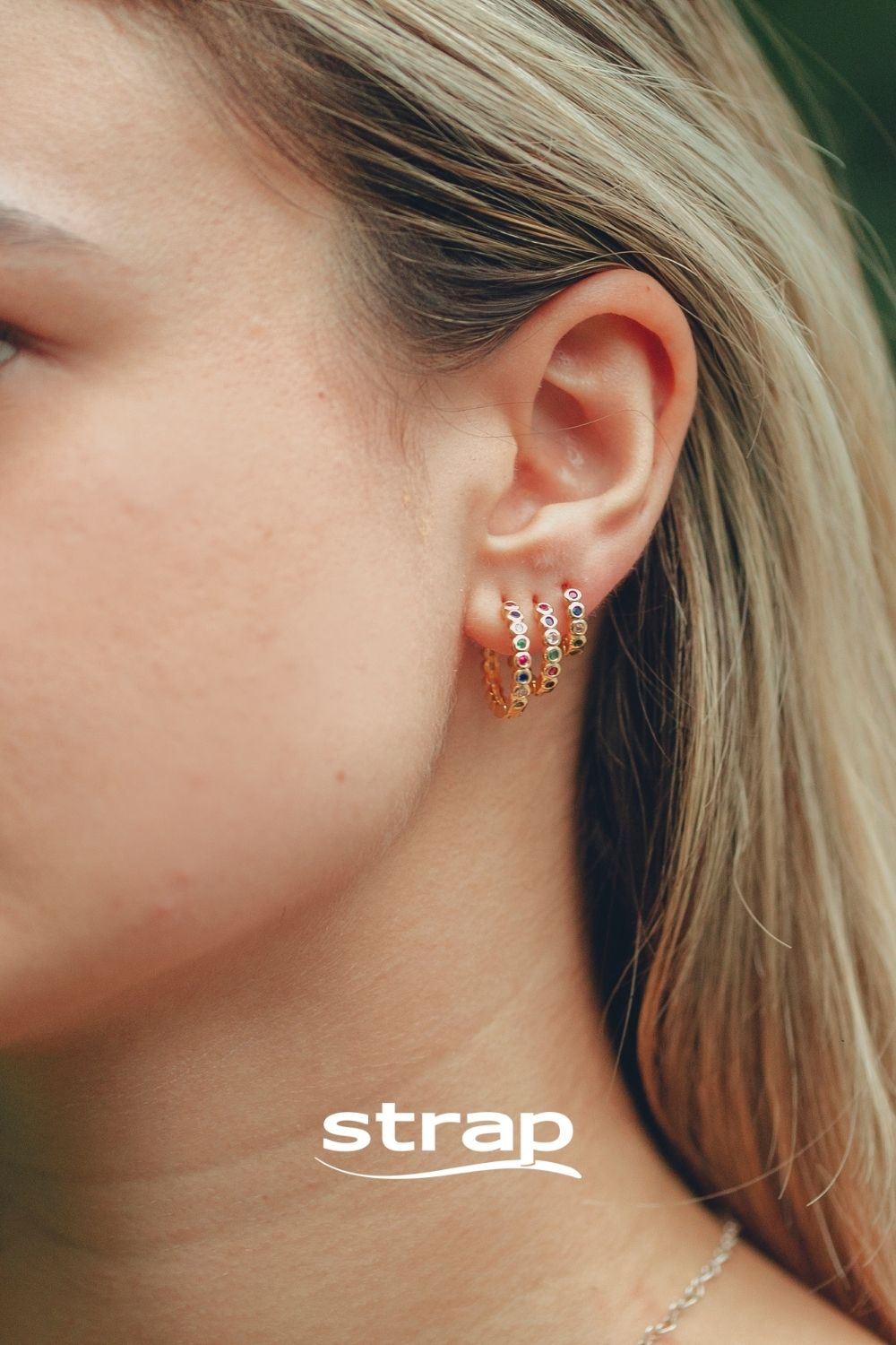 BRINCO DE ARGOLA GRANDE COM ZIRCONIAS COLORIDAS REDONDAS FOLHEADO A OURO 18K
