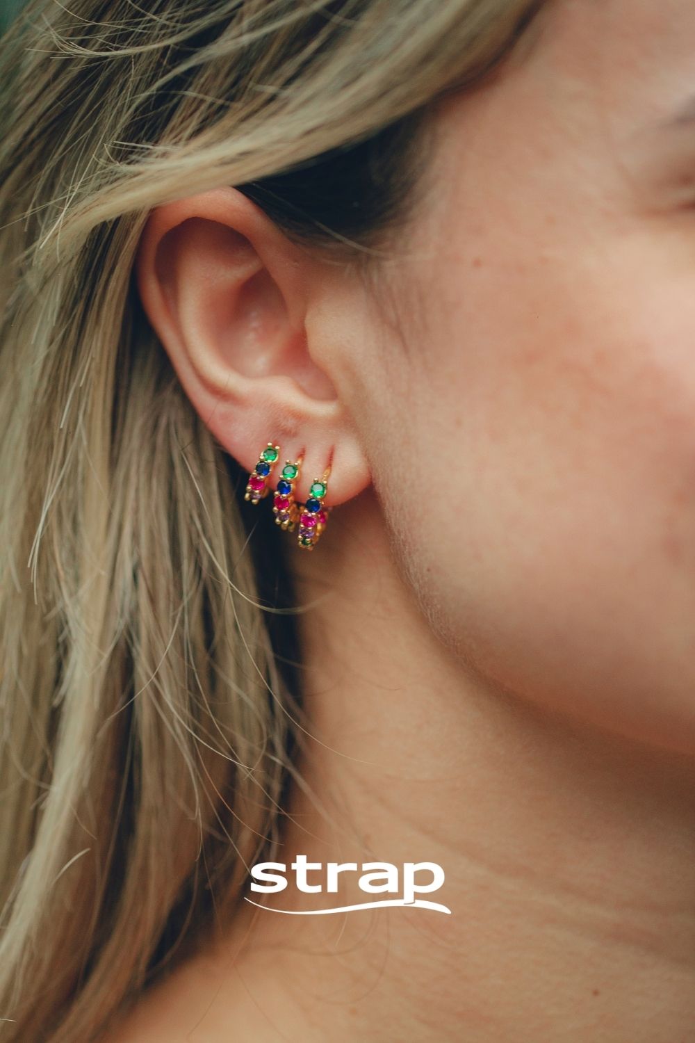 BRINCO DE ARGOLA PEQUENA COM ZIRCONIAS INTERNAS E EXTERNAS FOLHEADO A OURO 18K