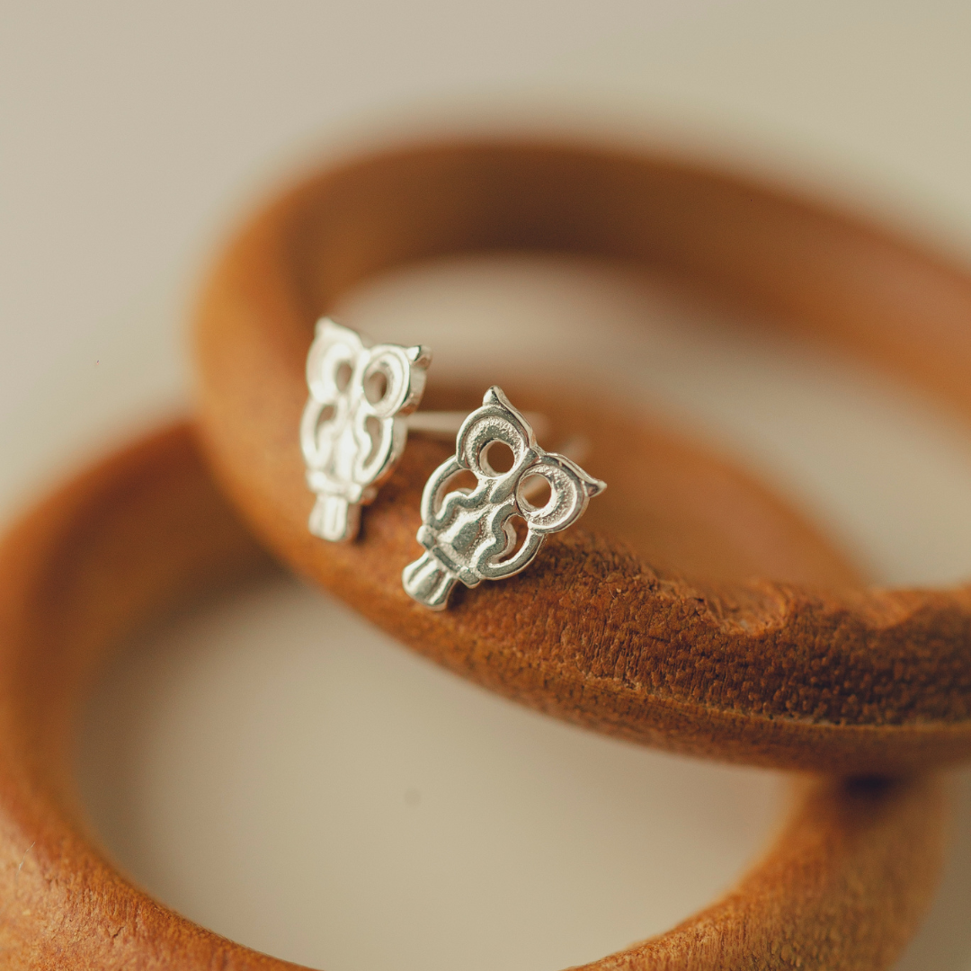 BRINCO DE PRATA 925 MINI CORUJA VAZADA