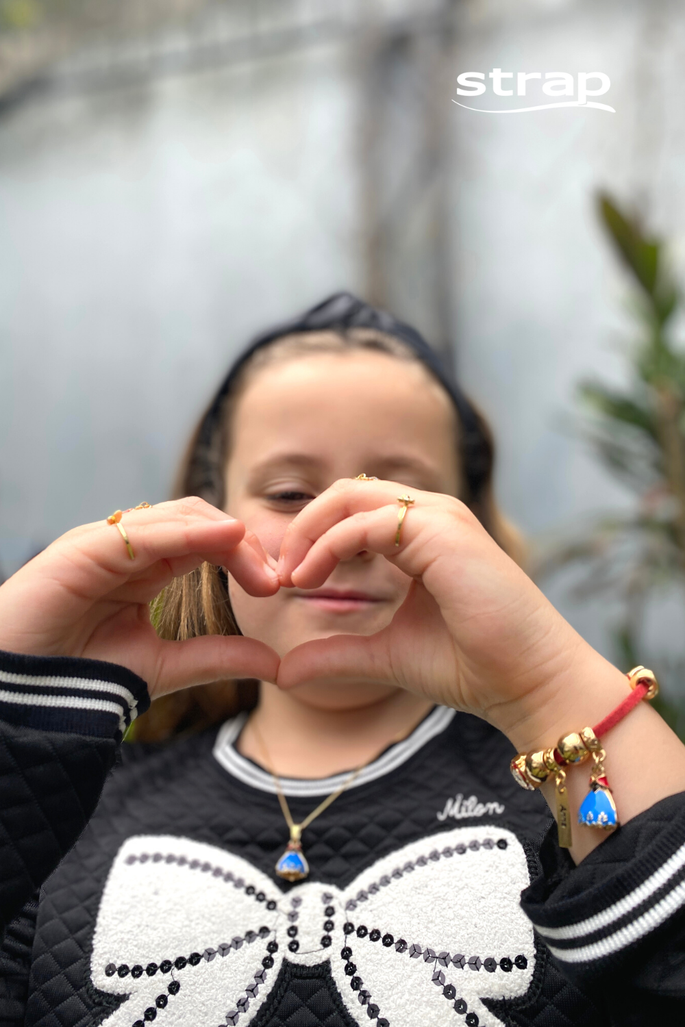 PULSEIRA INFANTIL EM COURO COM PINGENTE DE PRINCESA ANNA RESINADA FOLHEADA A OURO 18K