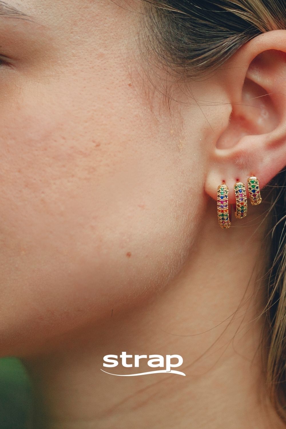 BRINCO DE ARGOLA MINI COM MICRO ZIRCONIAS COLORIDAS FOLHEADO A OURO 18K