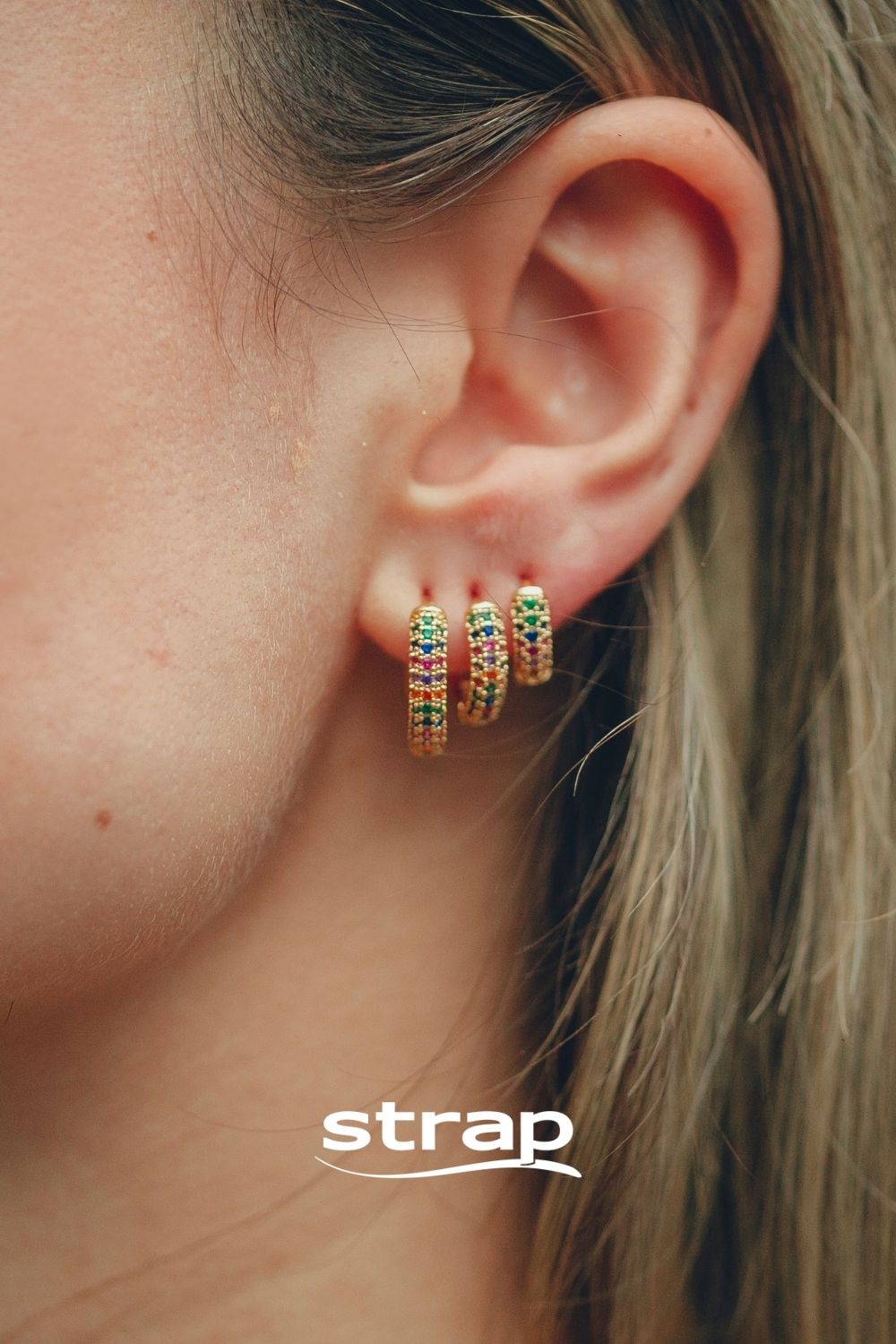 BRINCO DE ARGOLA GRANDE COM MICRO ZIRCONIAS COLORIDAS FOLHEADO A OURO 18K