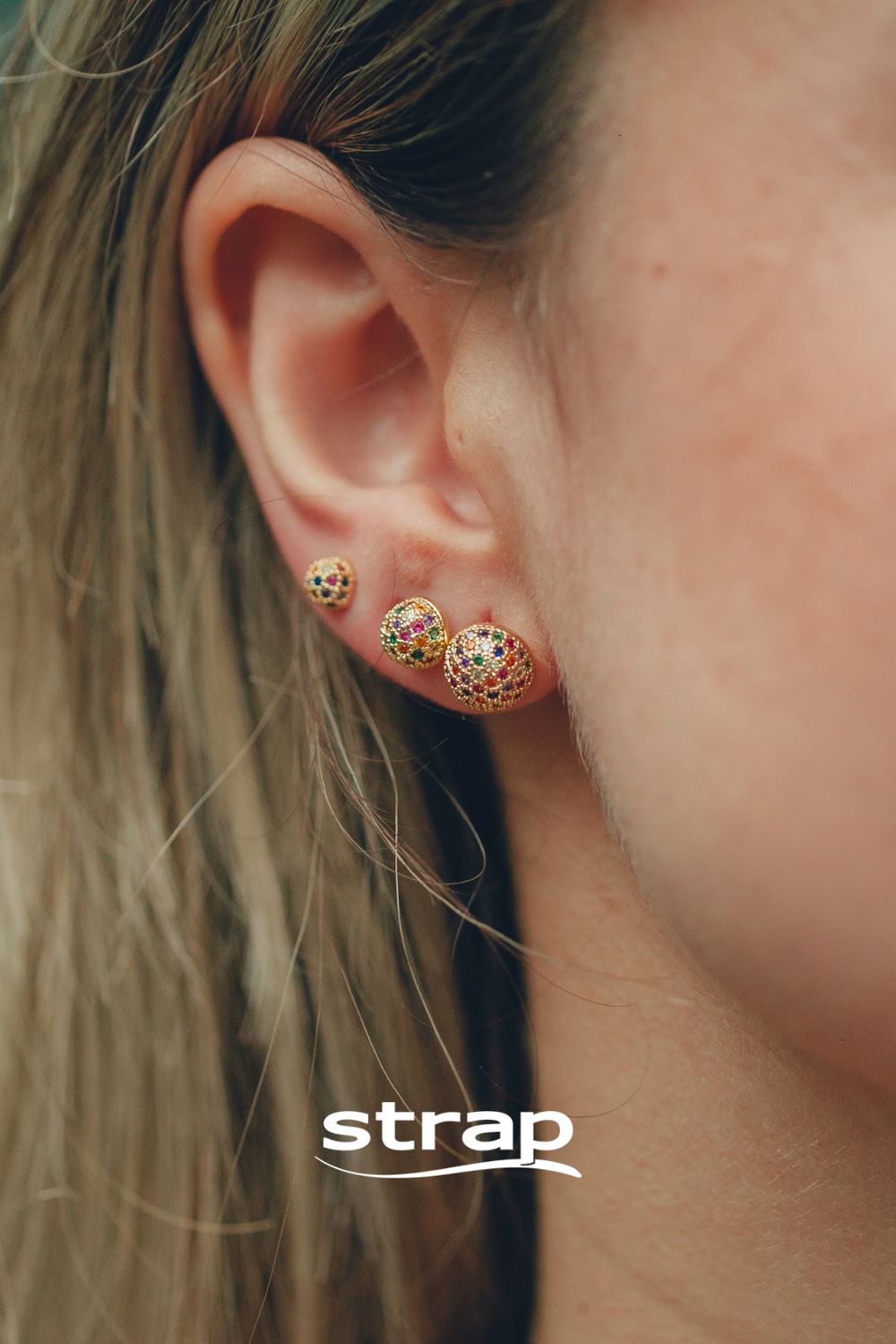 BRINCO MEIA BOLA PEQUENA CRAVEJADA DE ZIRCONIAS COLORIDAS FOLHEADO A OURO 18K