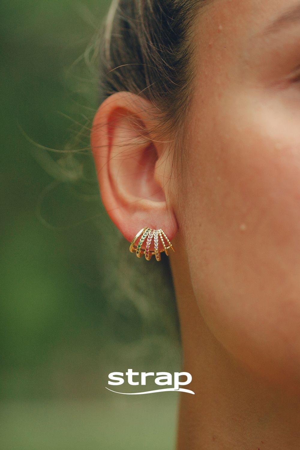 BRINCO DE LISTRAS CRAVEJADO DE ZIRCONIAS COLORIDAS FOLHEADO A OURO 18K