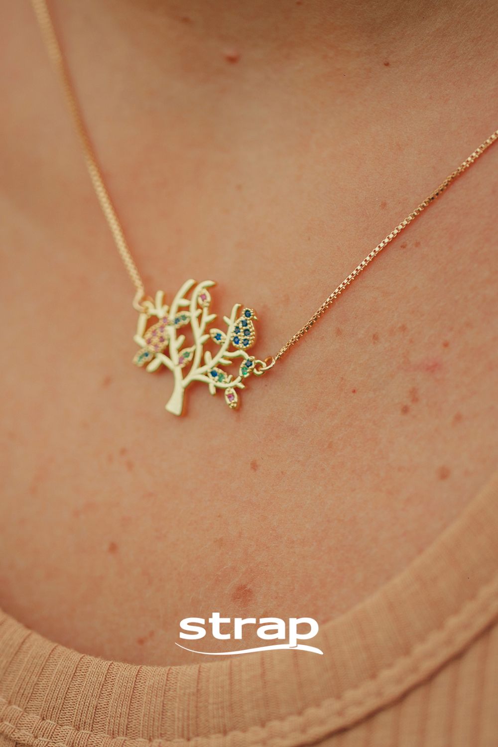 COLAR ARVORE DA VIDA VAZADO CRAVEJADO DE ZIRCONIAS COLORIDAS FOLHEADO A OURO 18K