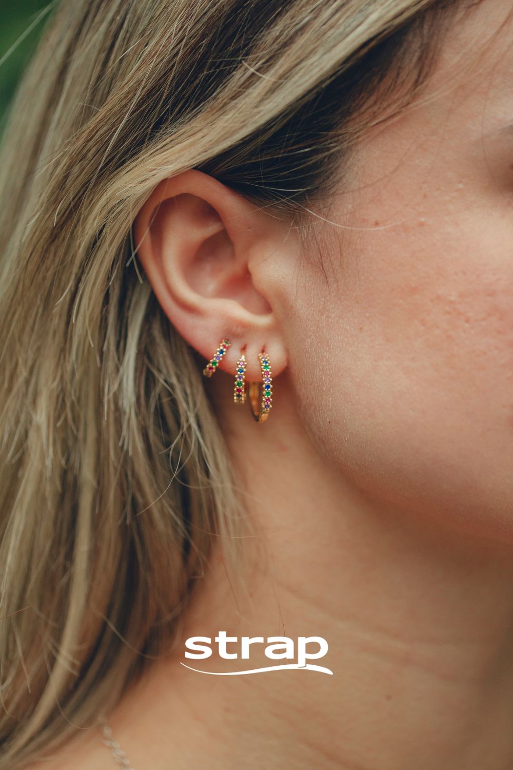 BRINCO DE ARGOLA MEDIA FINA COM MICRO ZIRCONIAS COLORIDAS FOLHEADO A OURO 18K