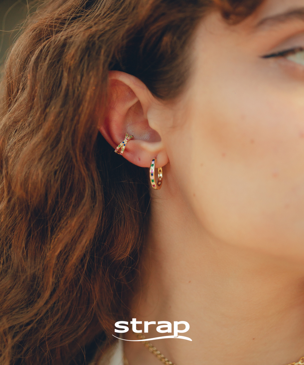 BRINCO DE ARGOLA COM ZIRCONIAS COLORIDAS GRANDE FOLHEDA A OURO 18K