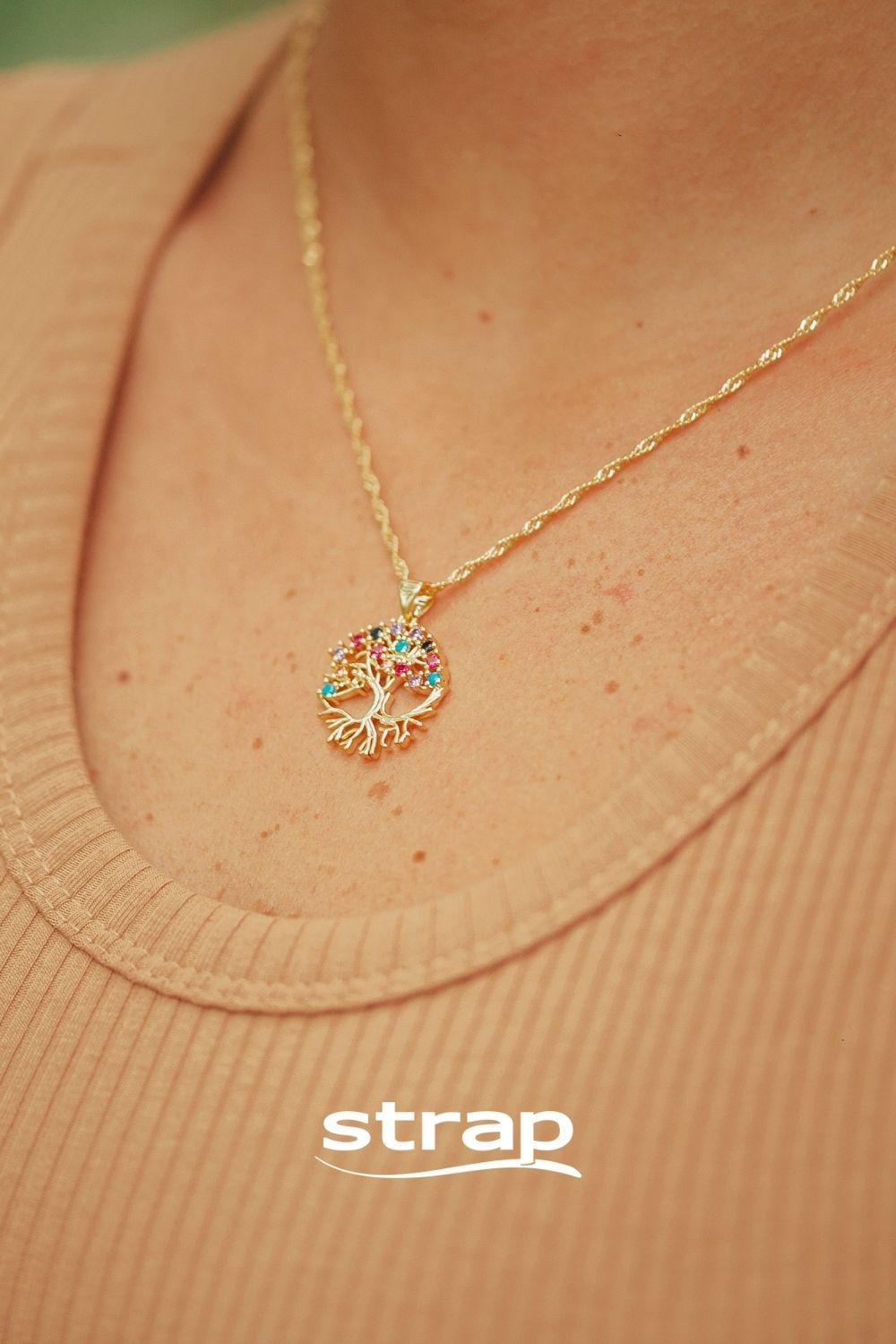 COLAR ARVORE DA VIDA CRAVEJADO DE ZIRCONIAS COLORIDAS FOLHEADO A OURO 18K
