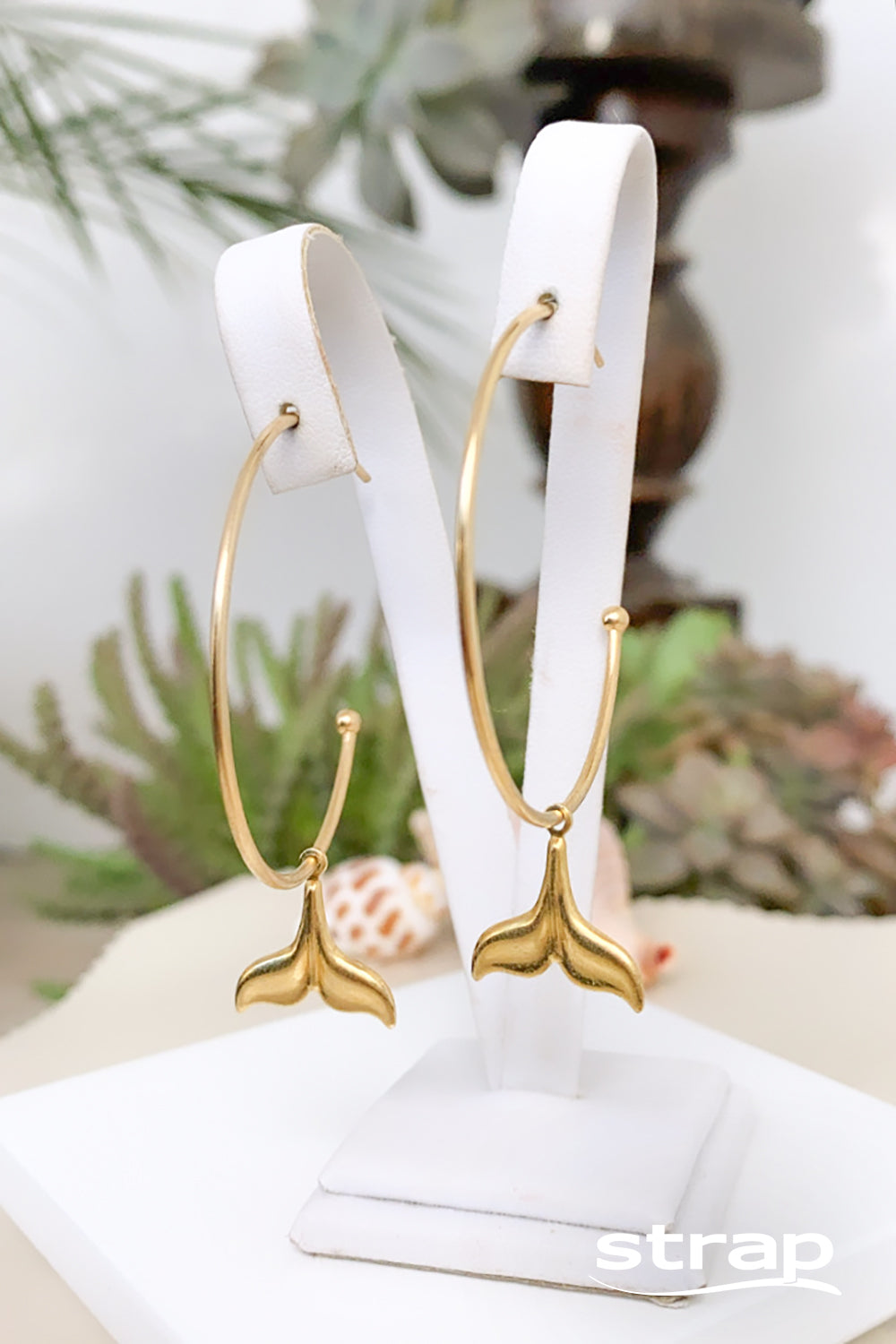BRINCO DE ARGOLA MÉDIA COM PINGENTE DE RABO DA SEREIA FOLHEADO A OURO 18K
