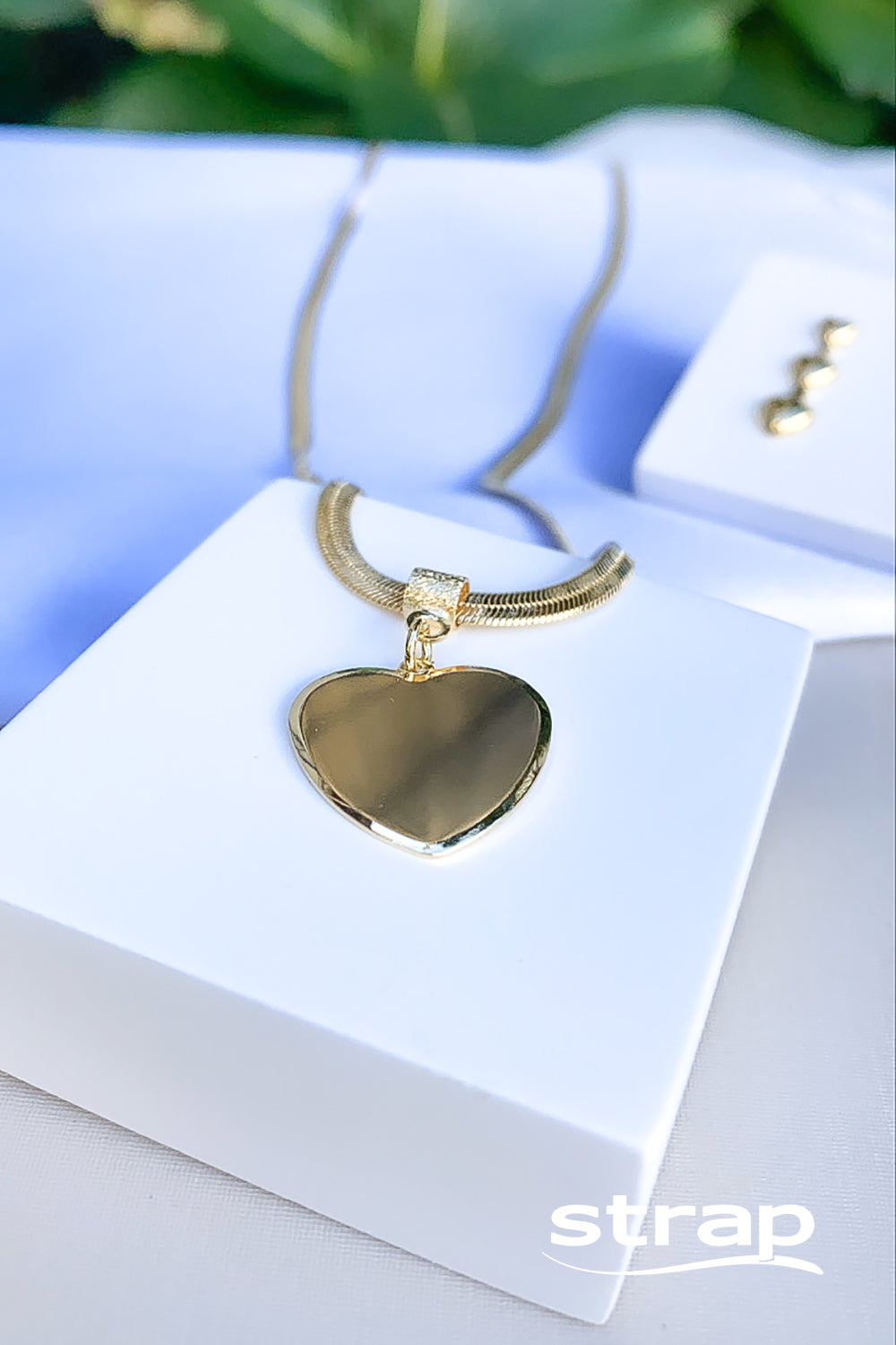 COLAR FITA COM PINGENTE DE CORAÇÃO FOLHEADO A OURO 18K
