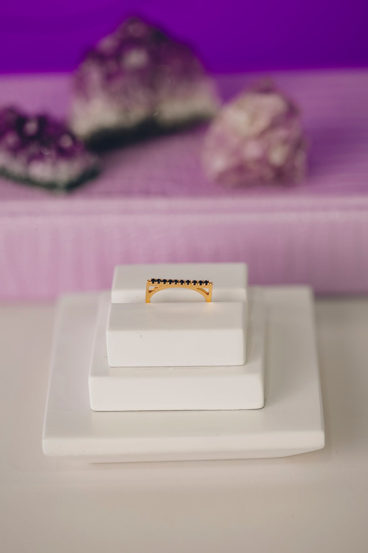 ANEL COM PEDRAS PRETAS FOLHEADO A OURO 18K