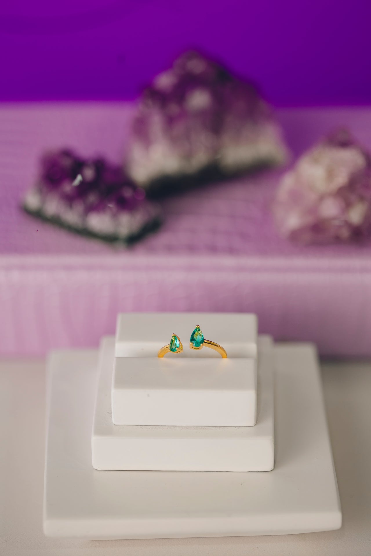 ANEL COM PEDRAS VERDES FOLHEADO A OURO 18K