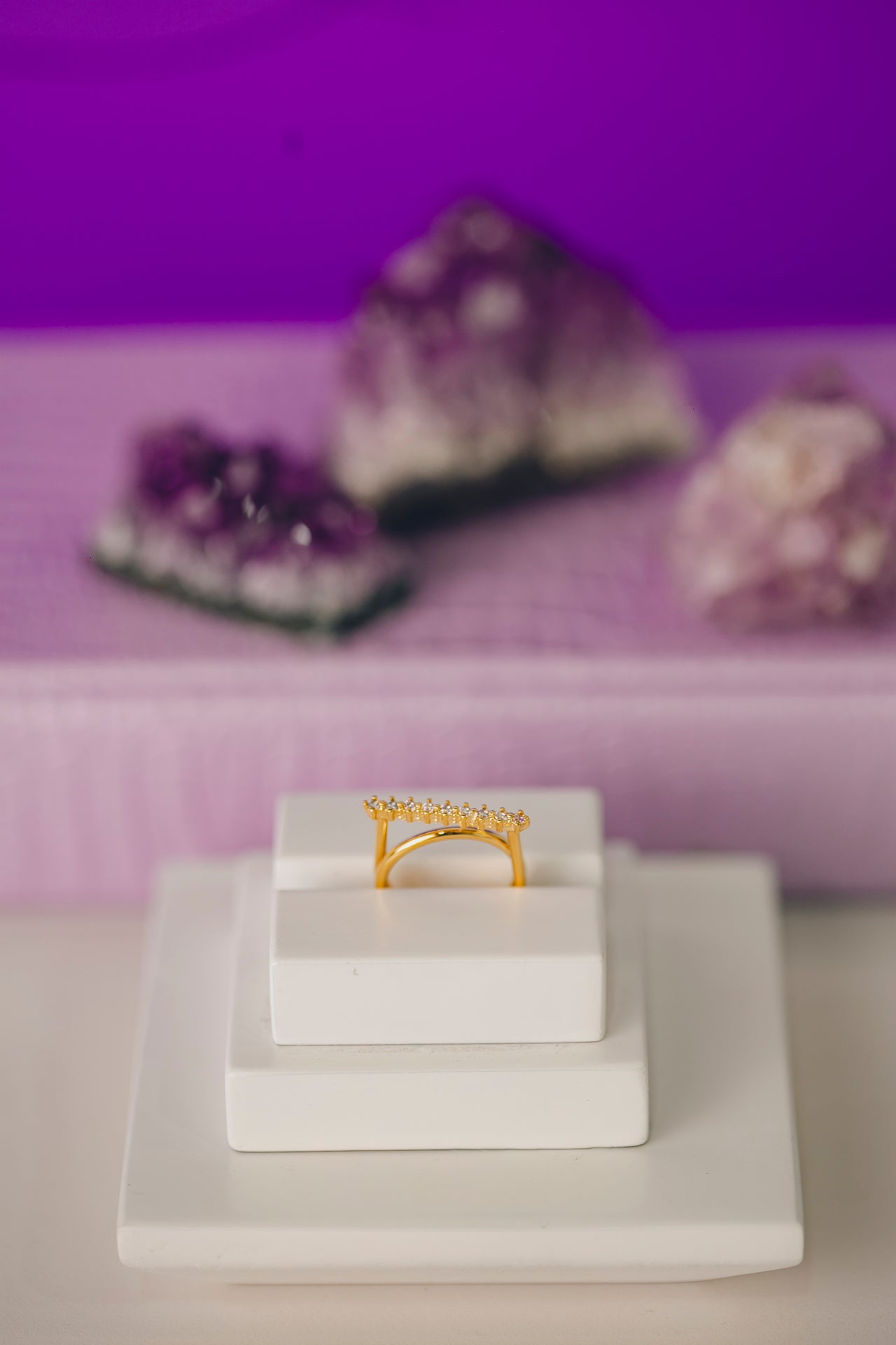 ANEL COM PEDRAS BRANCAS FOLHEADO A OURO 18K