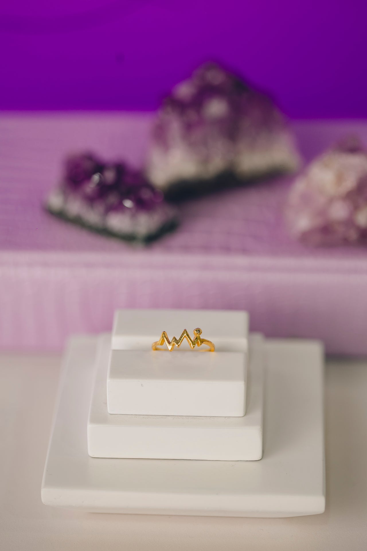 ANEL EM ZIGZAG COM UMA ZIRCÔNIA FOLHEADO A OURO 18K