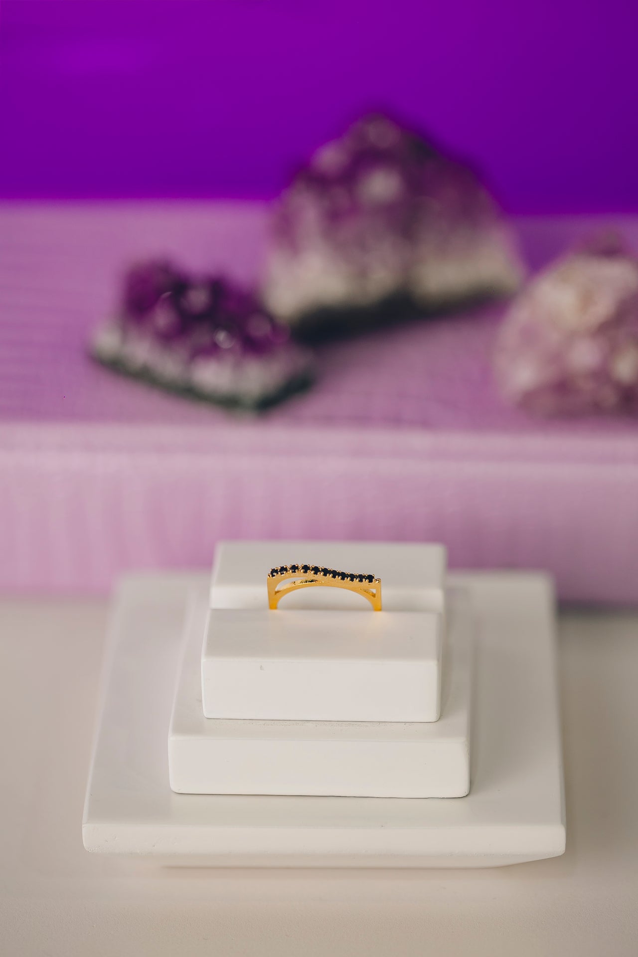 ANEL COM PEDRAS PRETAS FOLHEADO A OURO 18K
