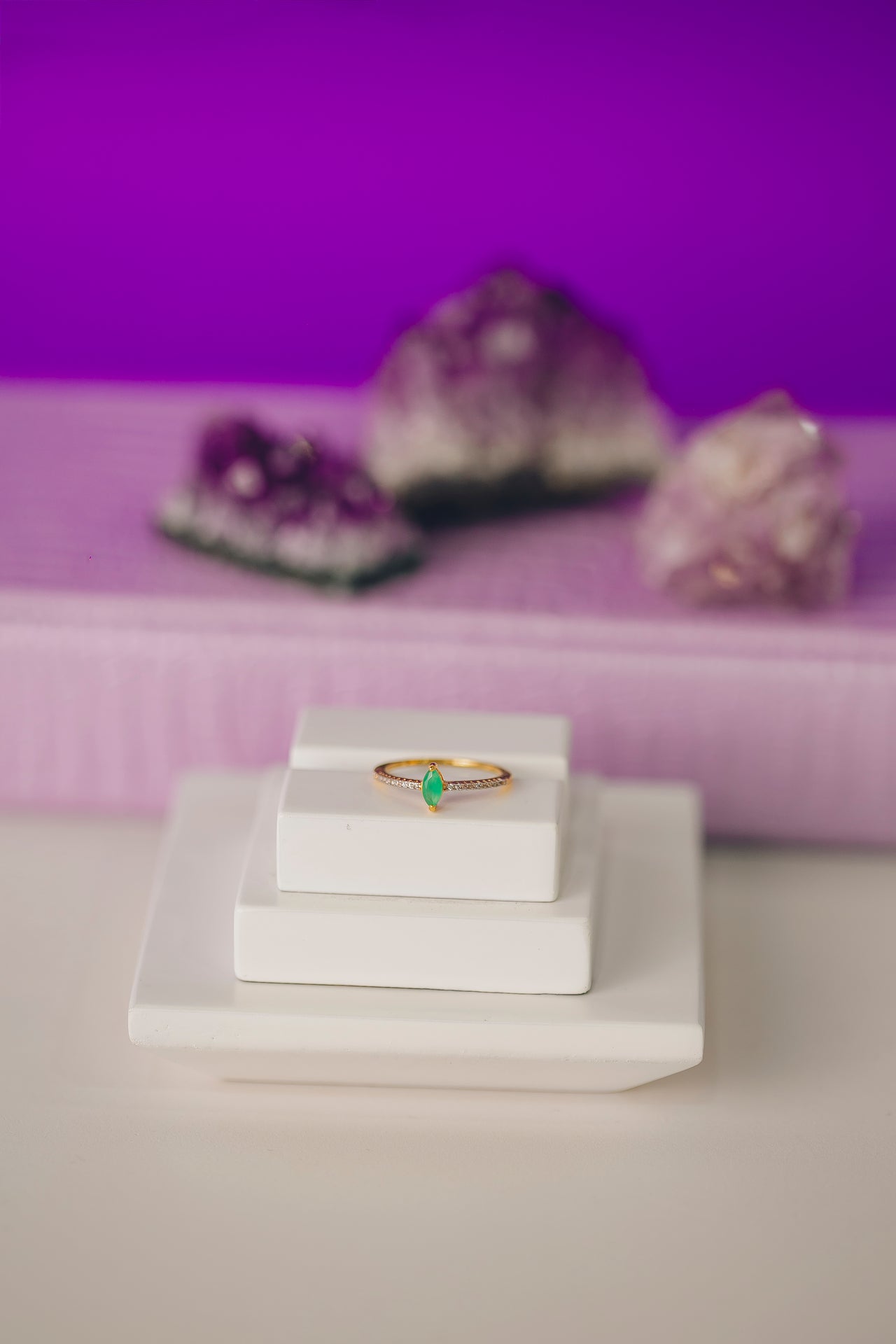 ANEL COM ZIRCÔNIAS E UMA PEDRA VERDE  FOLHEADO A OURO 18K