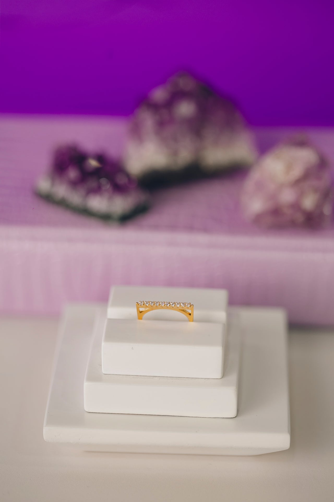 ANEL COM ZIRCÔNIAS FOLHEADO A OURO 18K