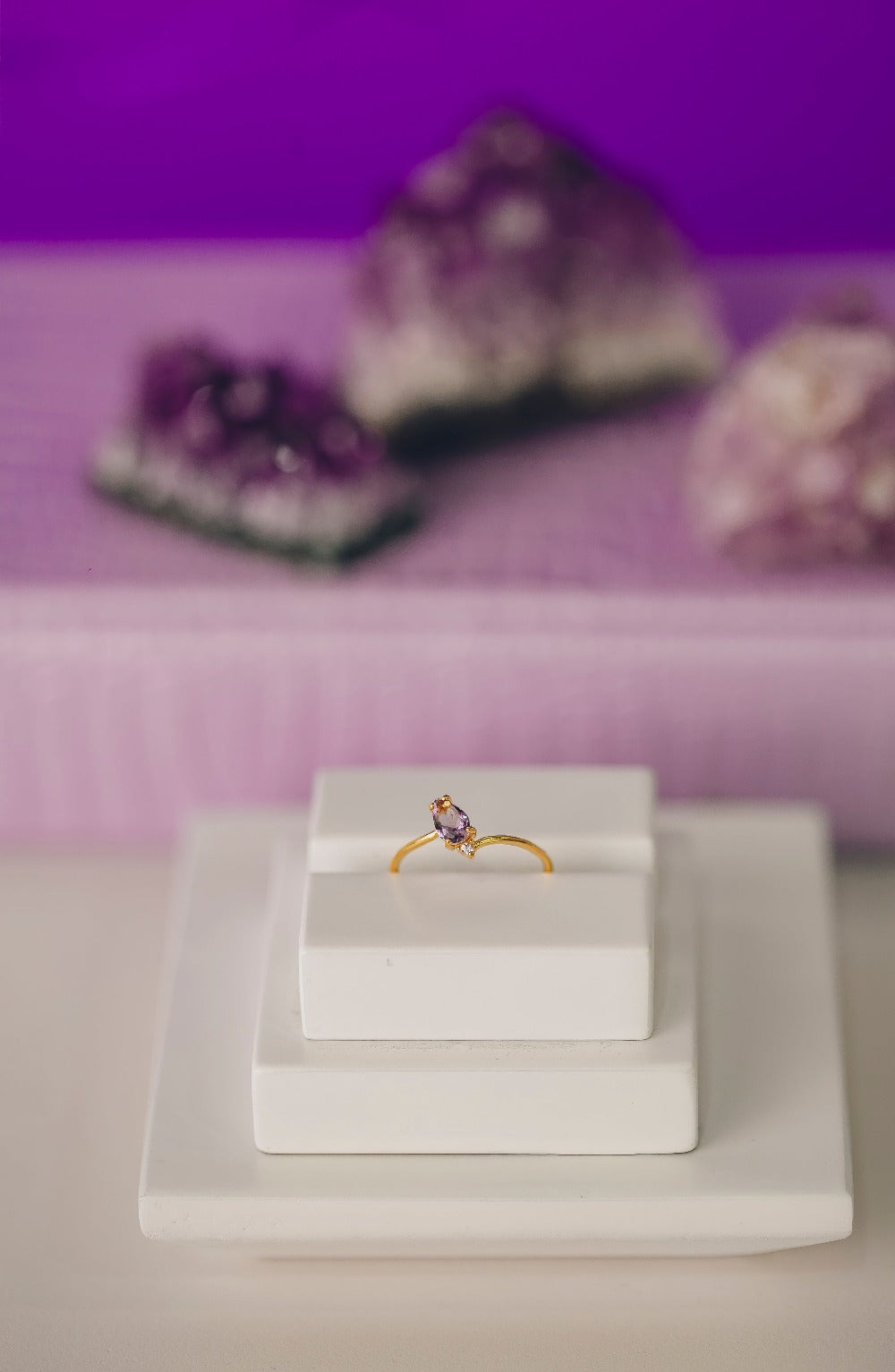 ANEL COM PEDRA ROXA FOLHEADO A OURO 18K