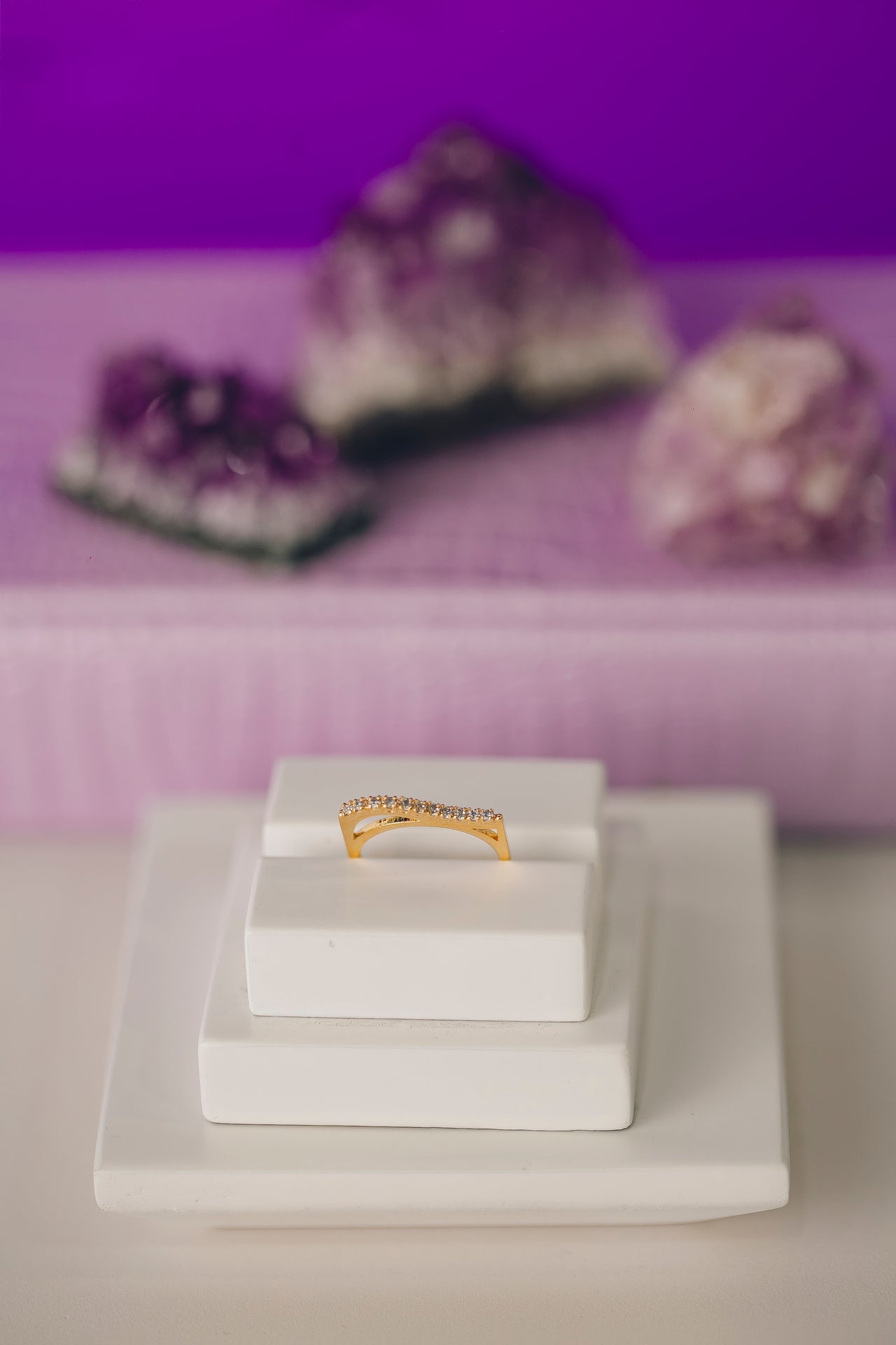 ANEL COM ZIRCÔNIAS FOLHEADO A OURO 18K