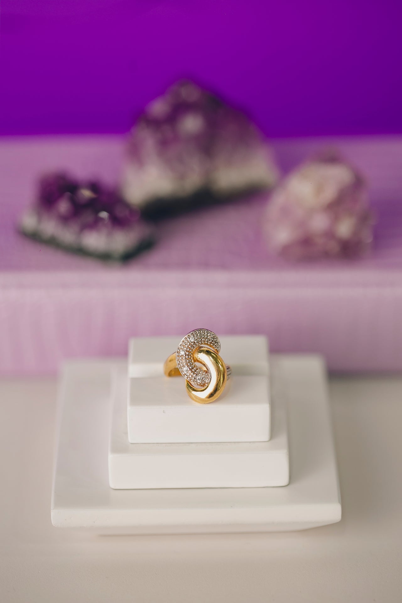 ANEL EM ESPIRAL COM ZIRCÔNIAS FOLHEADO A OURO 18K