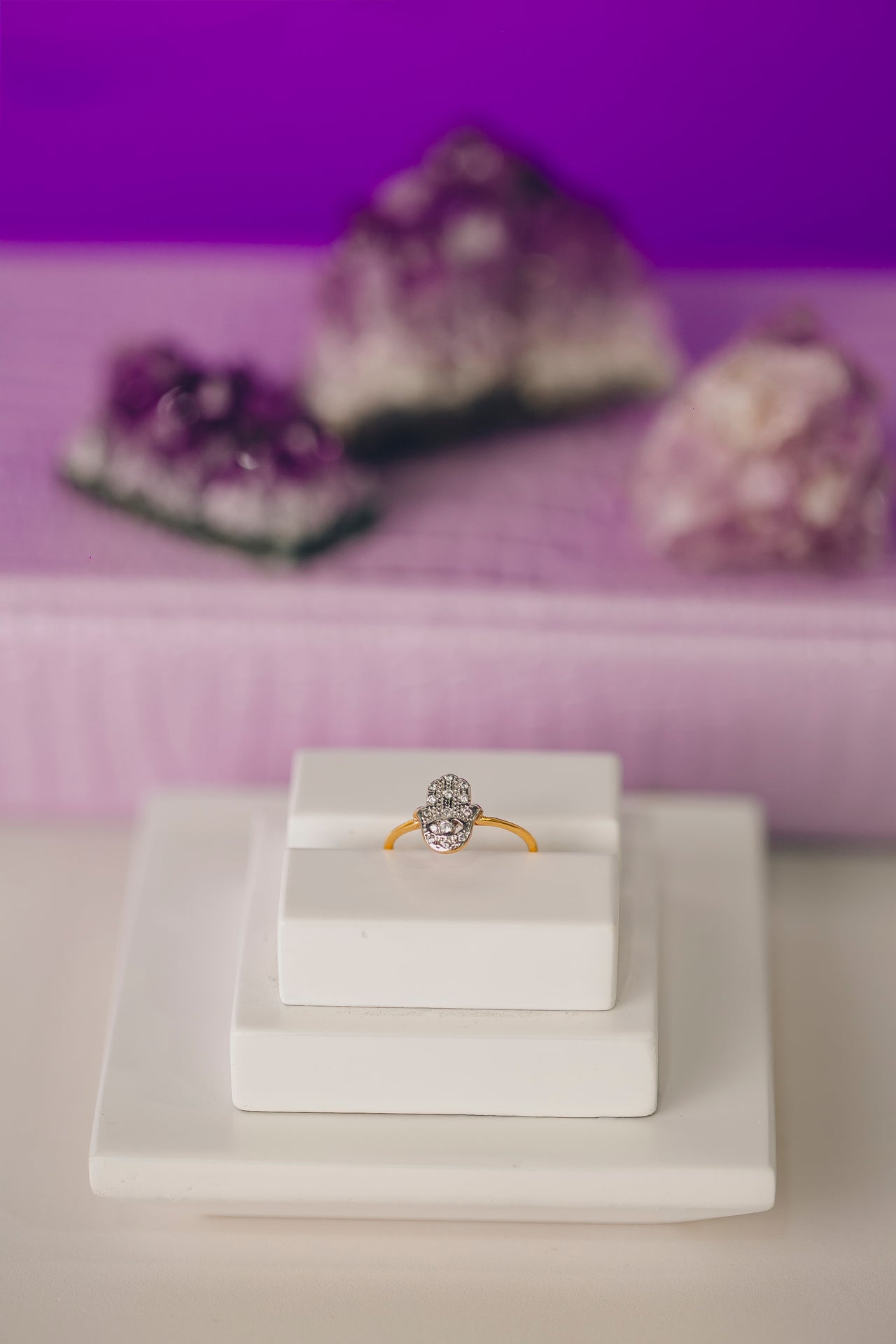 ANEL COM ZIRCÔNIAS FORMANDO UMA IMAGEM FOLHEADO A OURO 18K