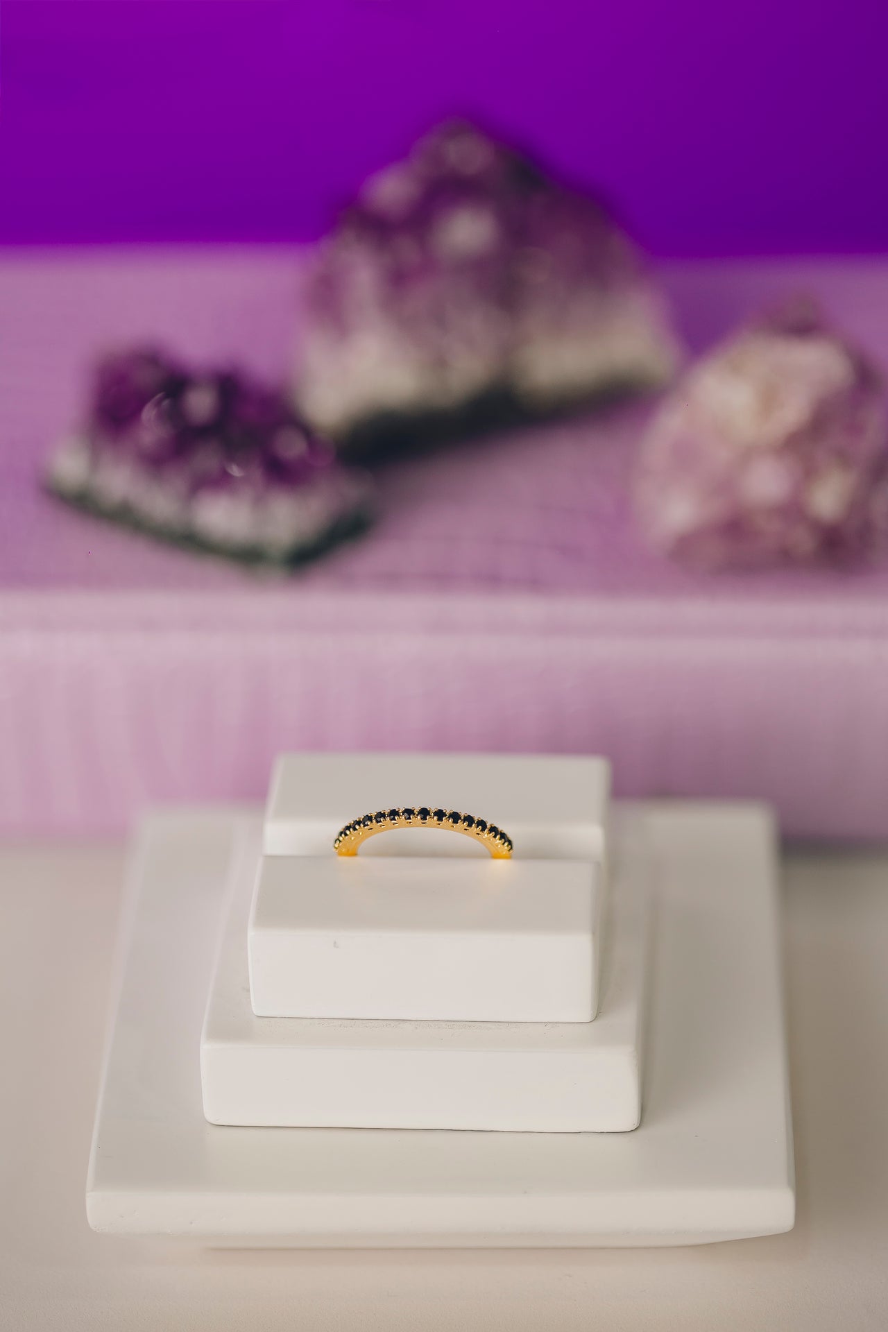 ANEL COM PEDRAS PRETAS FOLHEADO A OURO 18K