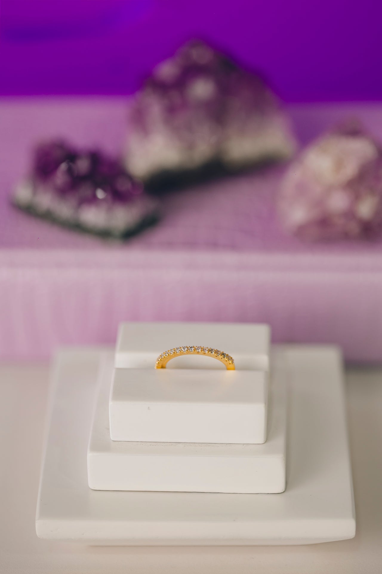 ANEL COM ZIRCÔNIAS FOLHEADO A OURO 18K