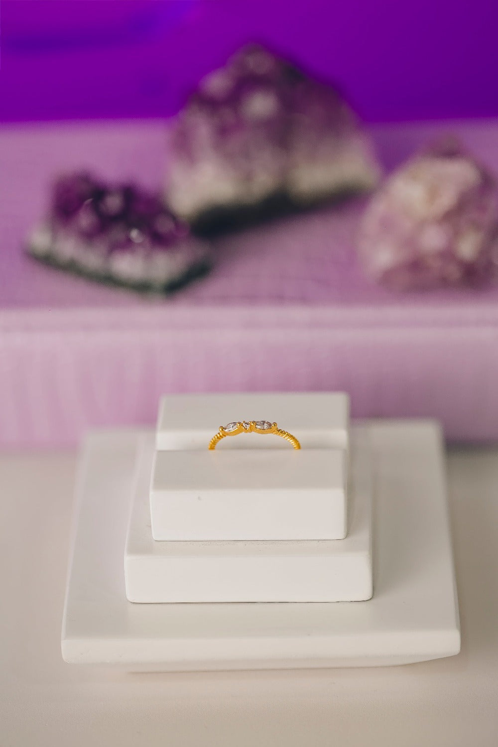 ANEL DELICADO COM ZIRCONIAS FOLHEADO A OURO 18K