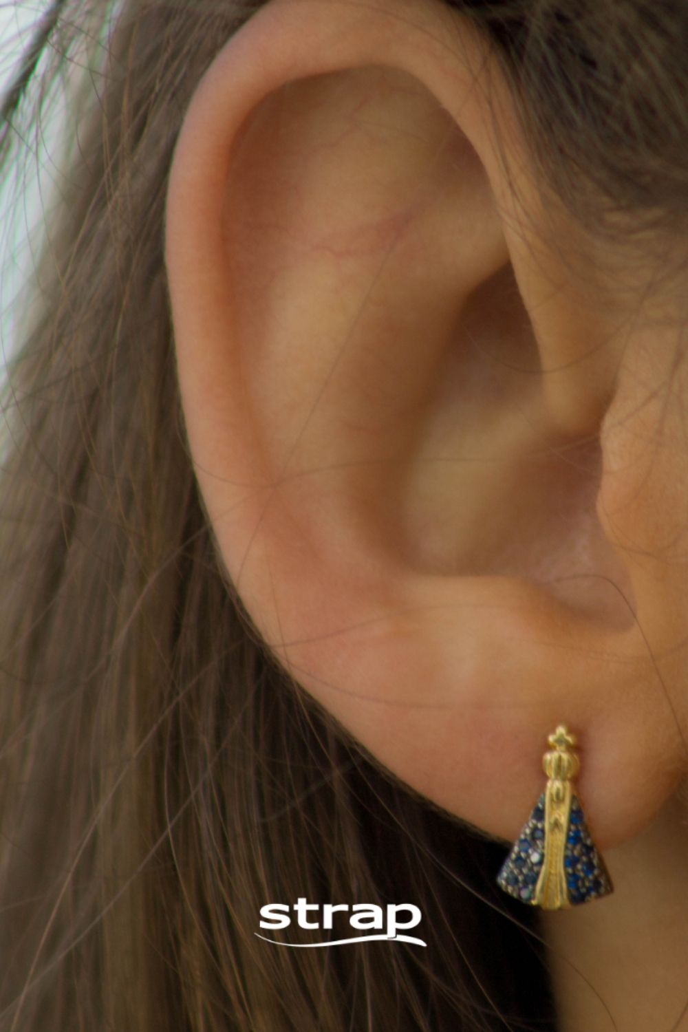 BRINCO MINI NOSSA SENHORA APARECIDA CRAVEJADA DE ZIRCÔNIA AZUL FOLHEADA A OURO 18K