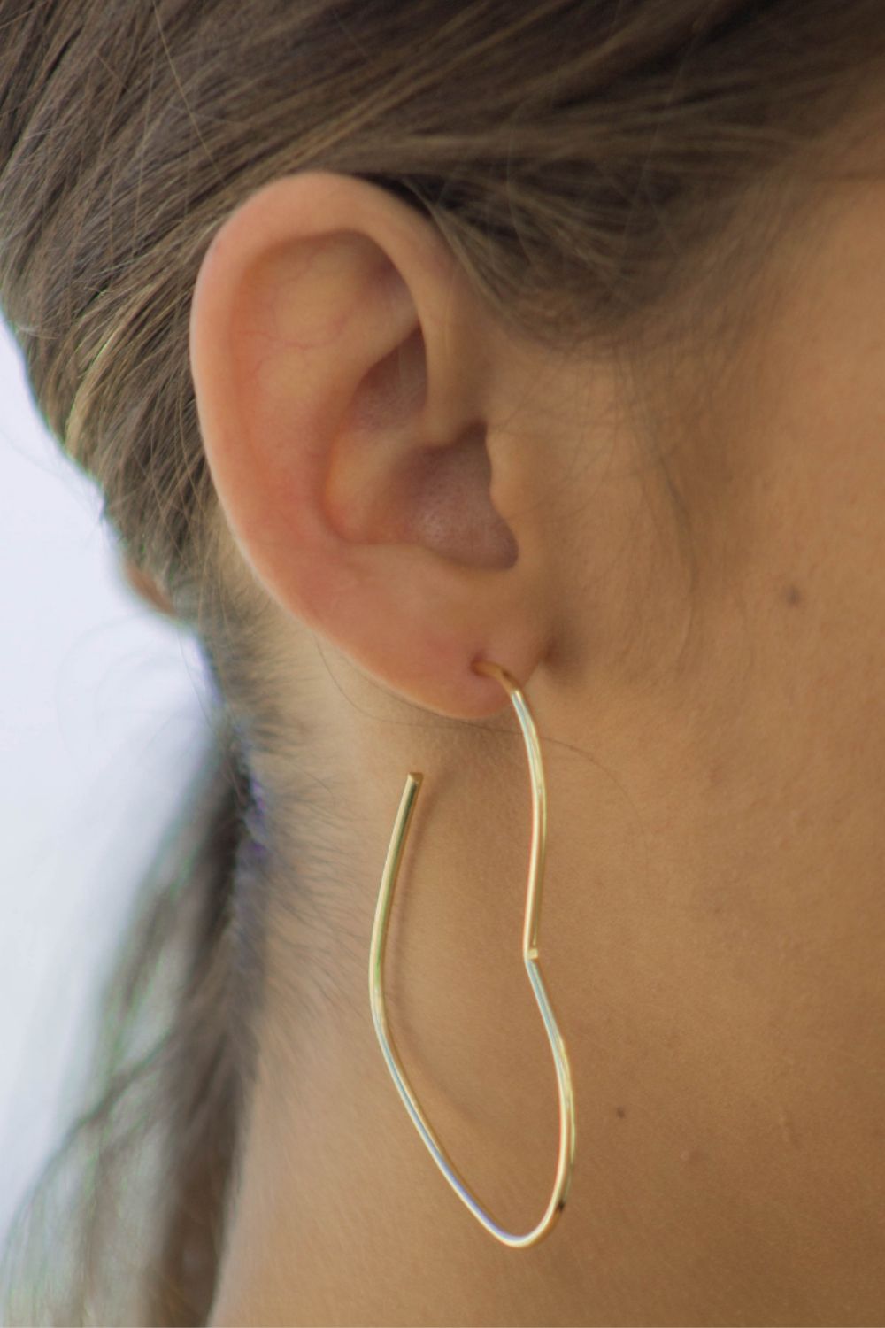 BRINCO DE ARGOLA CORAÇÃO MÉDIO FOLHEADO A OURO 18K