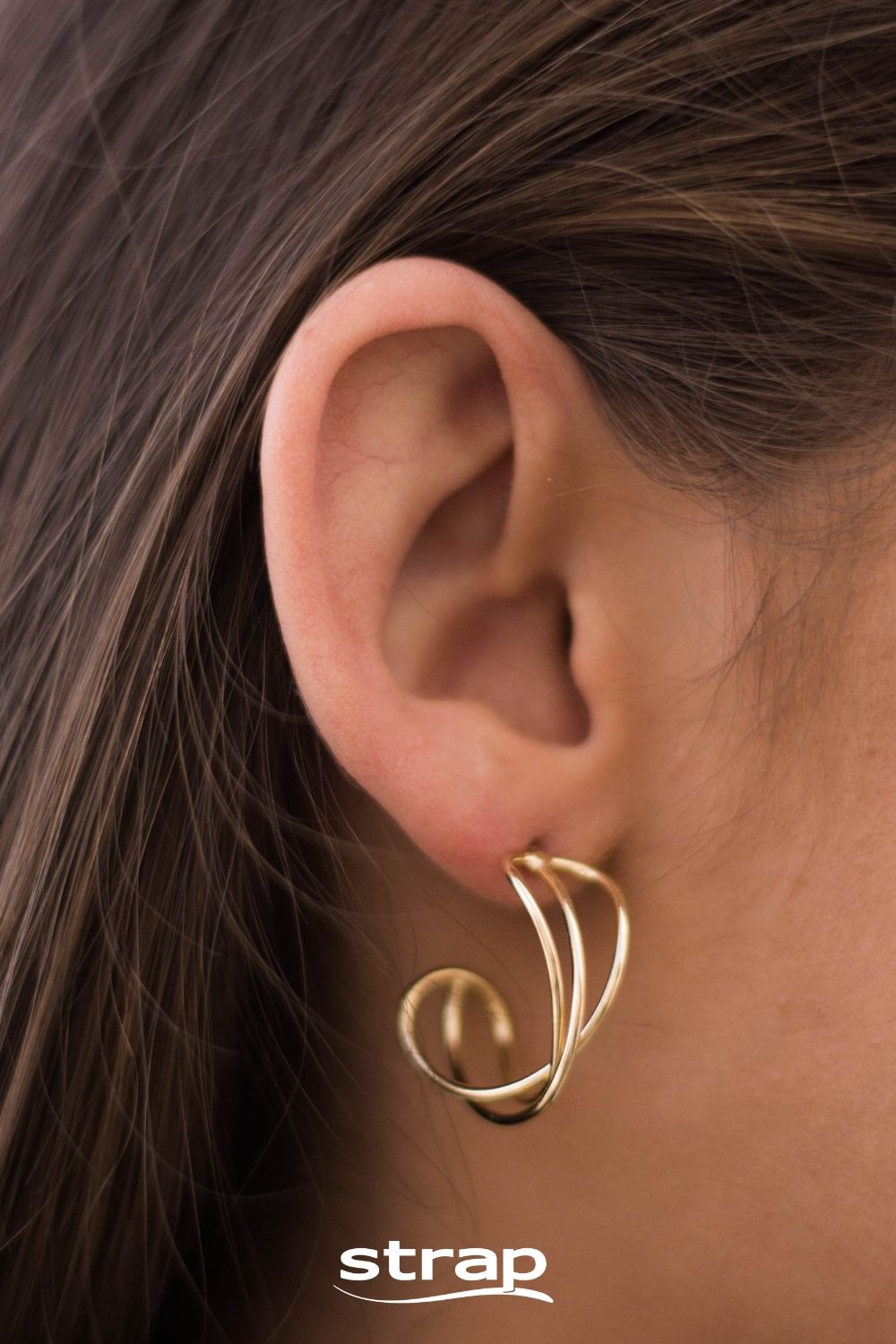 BRINCO CURVAS GRANDE FOLHEADO A OURO 18K