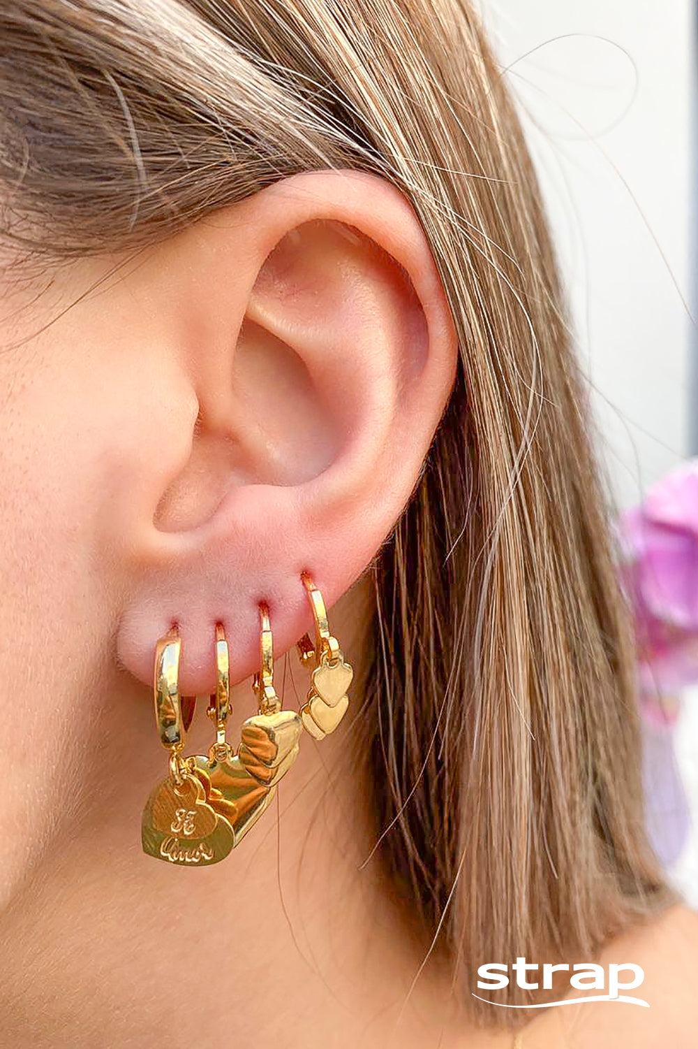 BRINCO DE ARGOLA COM TRÊS PINGENTES DE CORAÇÃO PEQUENO FOLHEADO A OURO 18K