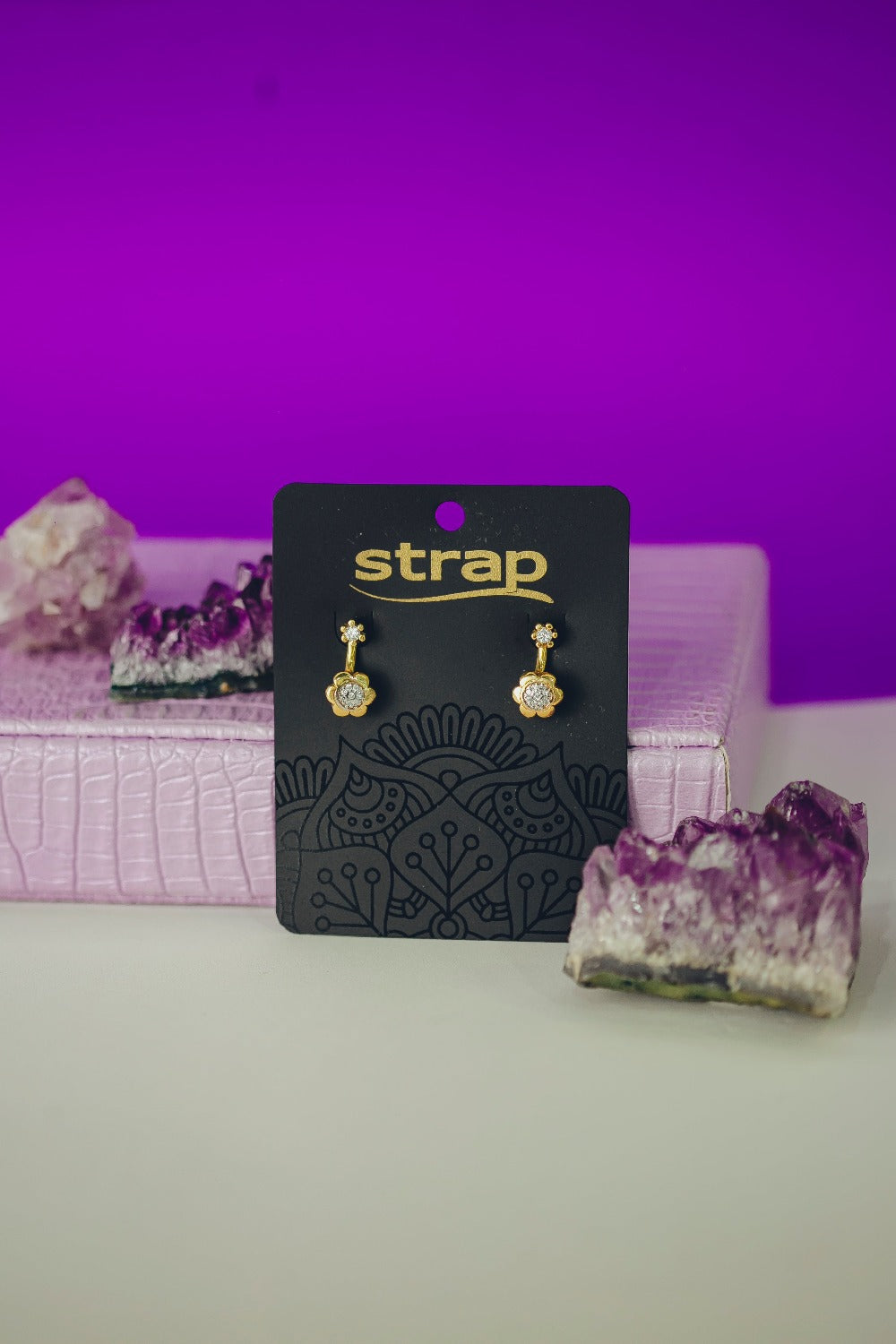 BRINCO DUAS FLORES COM ZIRCÔNIA  FOLHEADO A OURO 18K