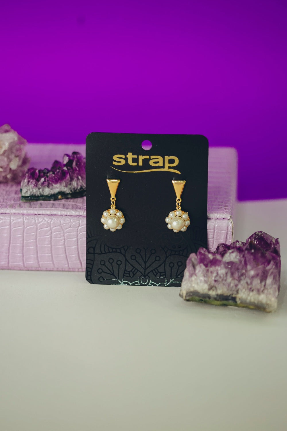 BRINCO FLOR E PÉROLAS  FOLHEADO A OURO 18K