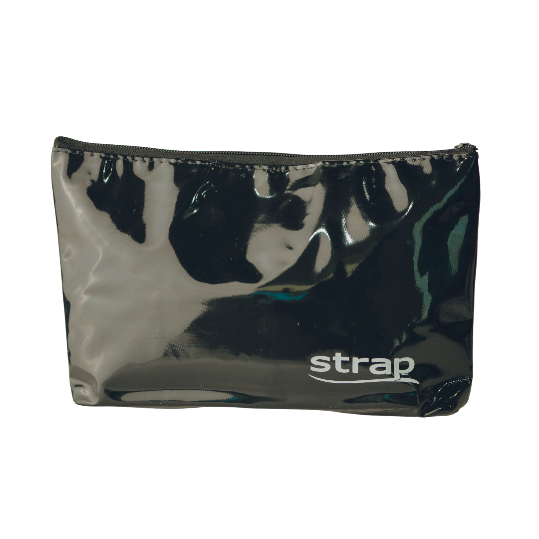NECESSAIRE PEQUENA DE VINIL PRETO STRAP