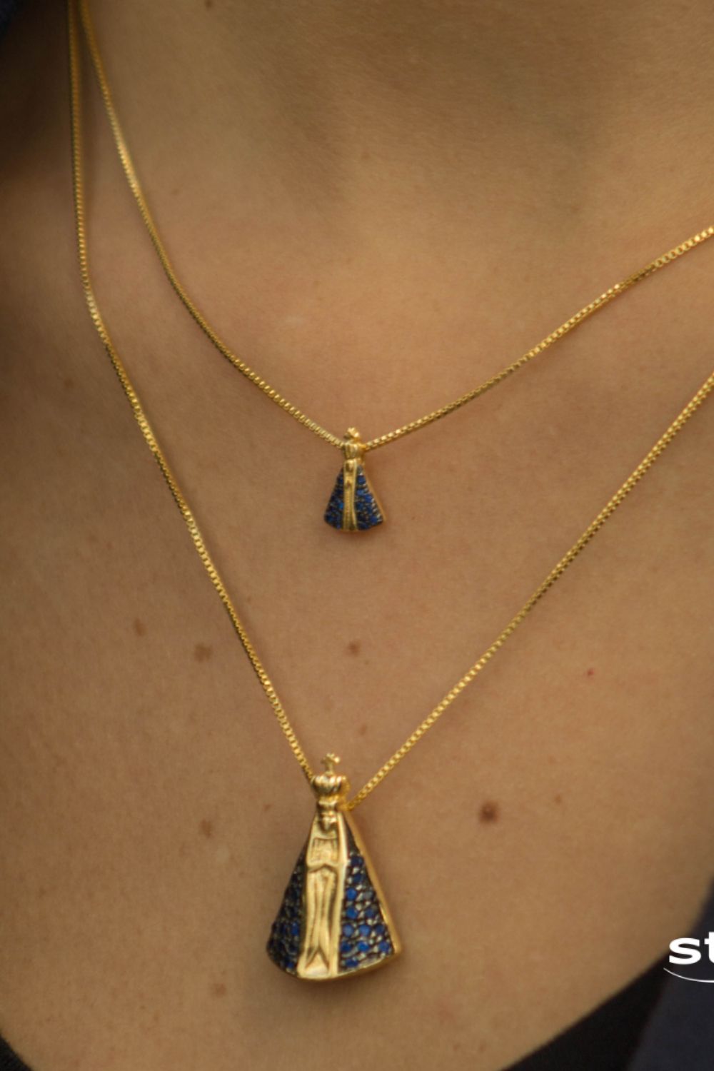 COLAR NOSSA SENHORA APARECIDA CRAVEJADA DE ZIRCÔNIA AZUL FOLHEADO A OURO 18K
