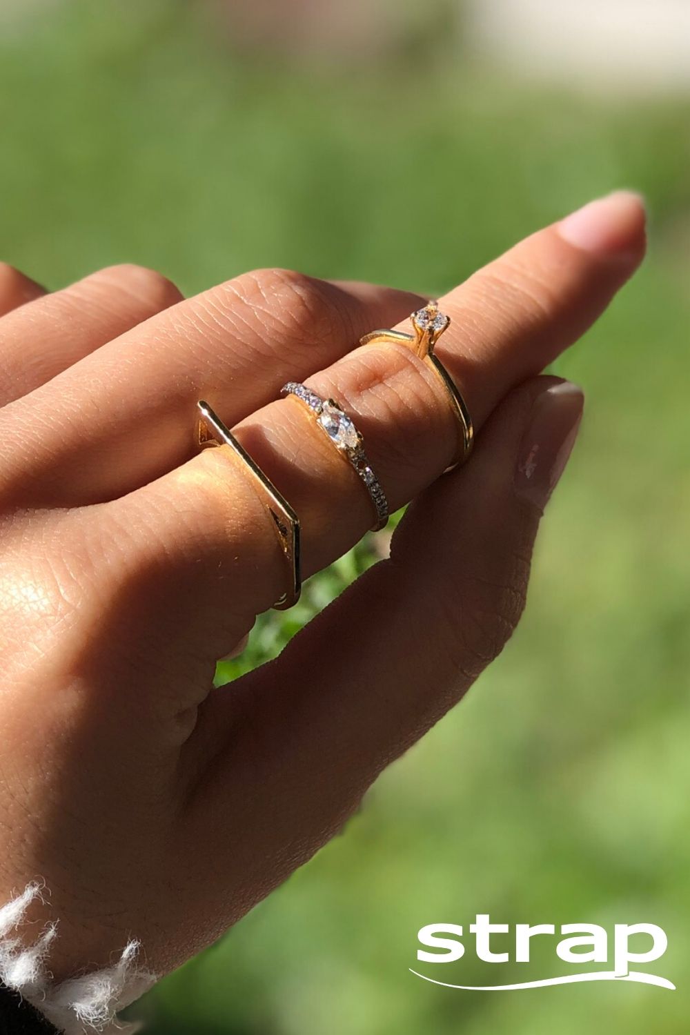 ANEL SOLITÁRIO CRAVEJADO DE ZIRCÔNIAS FOLHEADO A OURO 18K
