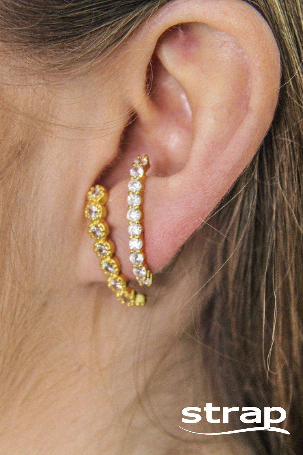 BRINCO EAR HOOK CRAVEJADO DE ZIRCÔNIA FOLHEADO A OURO 18K