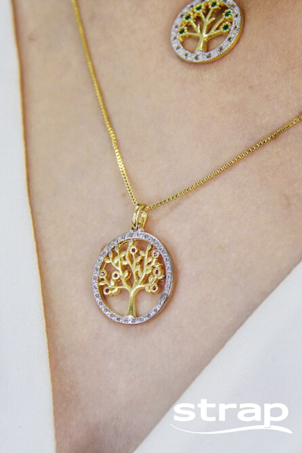 COLAR COM MANDALA ÁRVORE DA VIDA CRAVEJADO DE ZIRCÔNIAS VERMELHAS FOLHEADO A OURO 18K