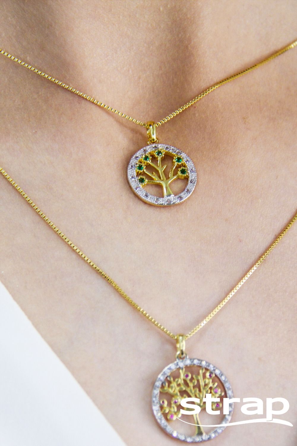 COLAR COM MANDALA ÁRVORE DA VIDA CRAVEJADA COM ZIRCÔNIAS VERDES FOLHEADO A OURO 18K