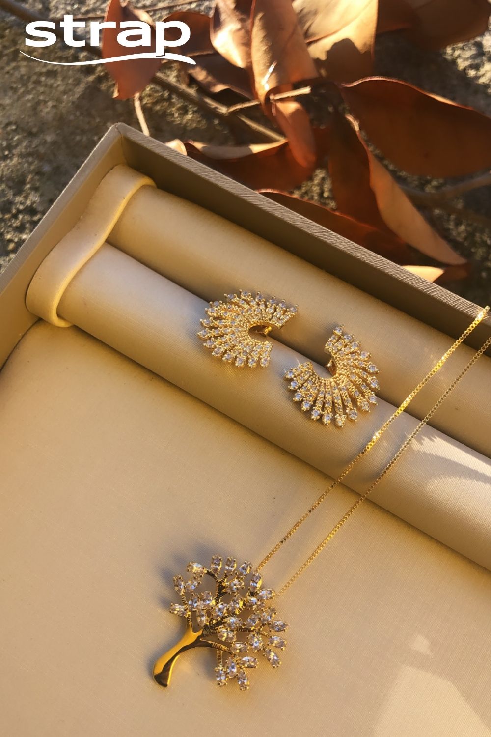 COLAR ÁRVORE DA VIDA CRAVEJADA DE ZIRCÔNIAS PEQUENAS FOLHEADO A OURO 18K
